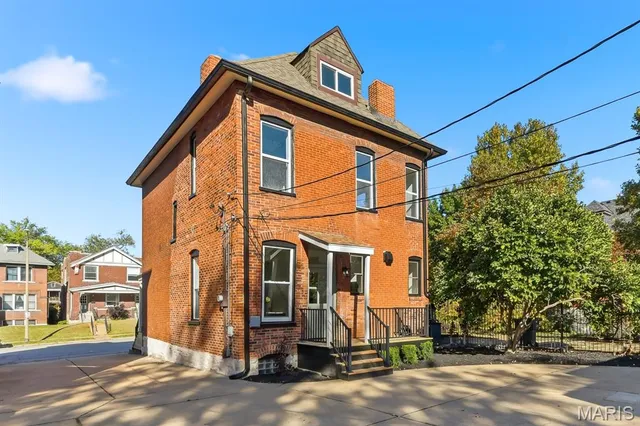 $589,000 | 3820 Shaw Boulevard, St. Louis, MO 63110