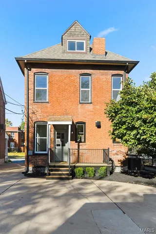 $589,000 | 3820 Shaw Boulevard, St. Louis, MO 63110