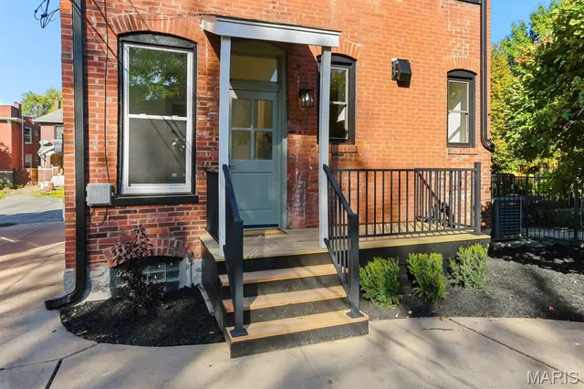 $589,000 | 3820 Shaw Boulevard, St. Louis, MO 63110