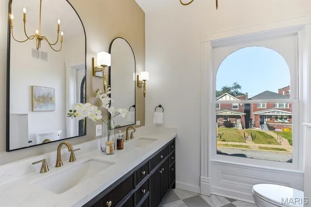 $589,000 | 3820 Shaw Boulevard, St. Louis, MO 63110