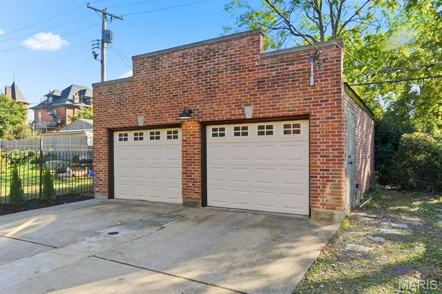 $589,000 | 3820 Shaw Boulevard, St. Louis, MO 63110