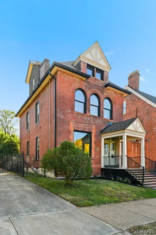 $589,000 | 3820 Shaw Boulevard, St. Louis, MO 63110