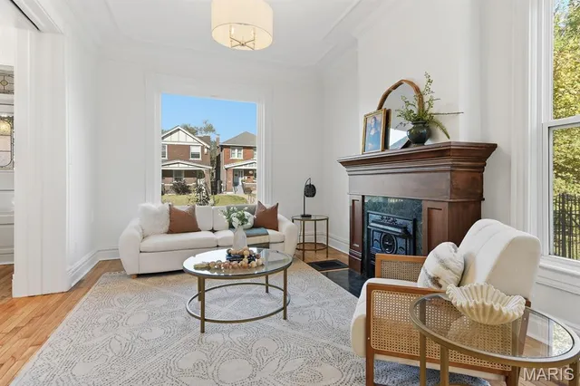 $589,000 | 3820 Shaw Boulevard, St. Louis, MO 63110