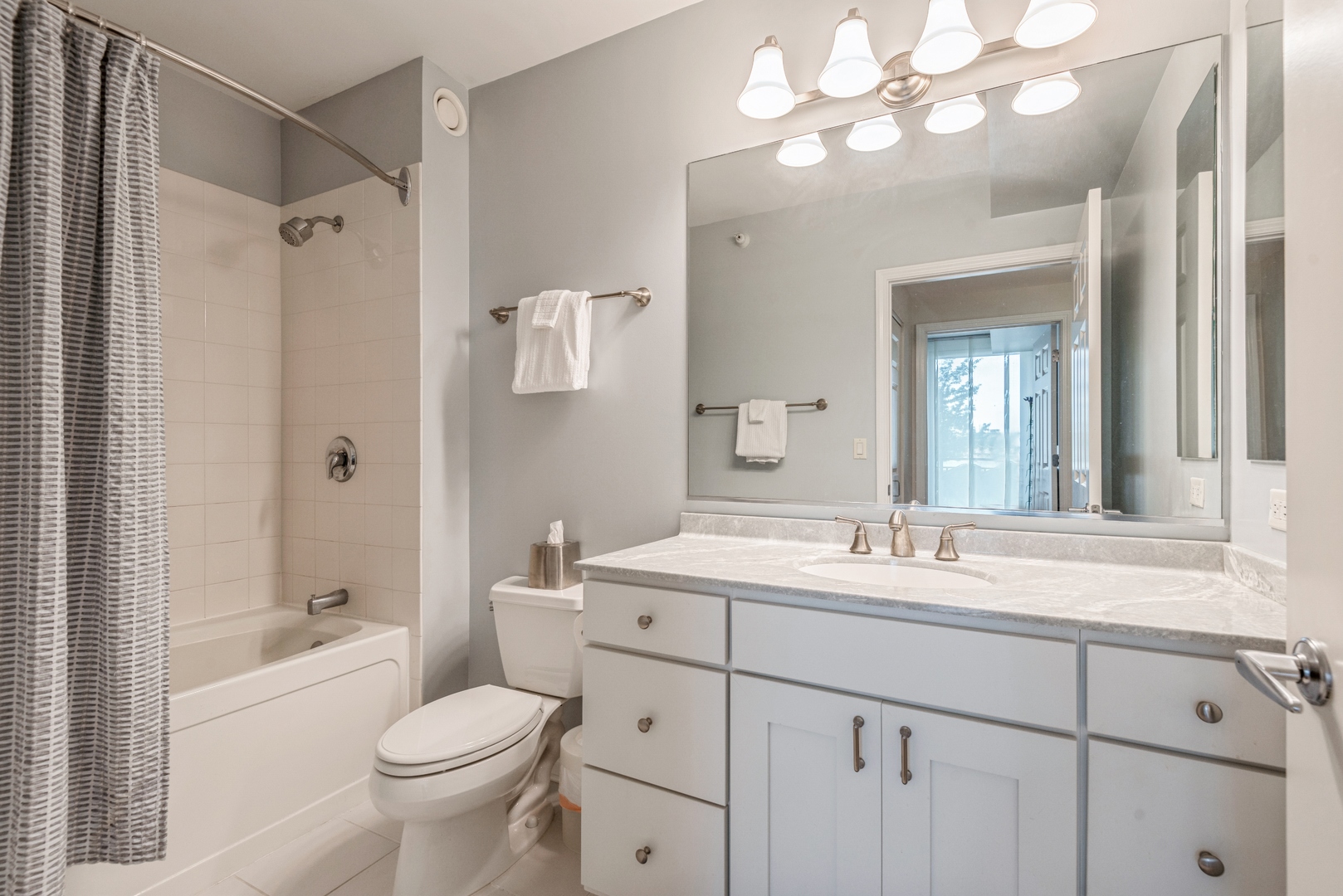 807 Davis Street, Unit 808 Evanston, IL 60201 - Photo 13 of 16