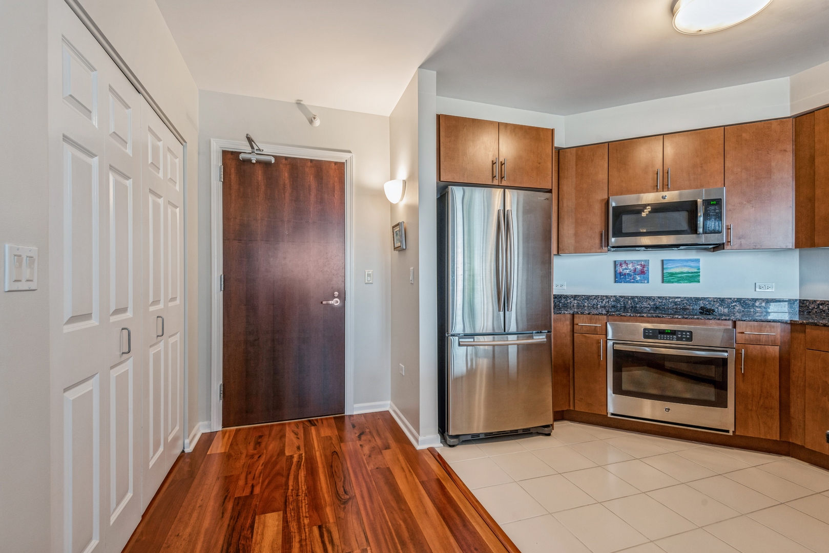 807 Davis Street, Unit 808 Evanston, IL 60201 - Photo 3 of 16