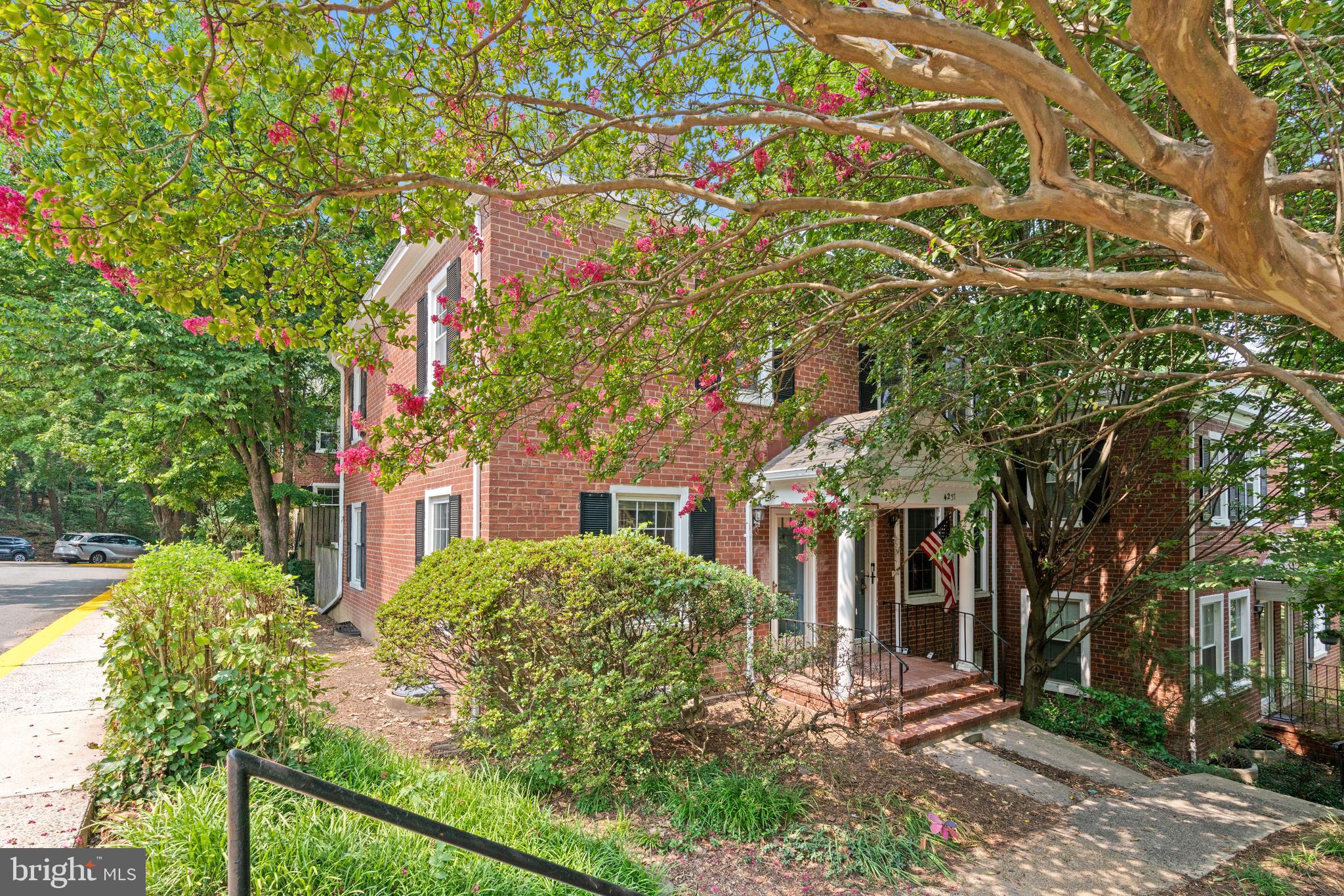 4239 32nd Road South Arlington, VA 22206 - Photo 2 of 29 End of Row - Beautiful Landscaping