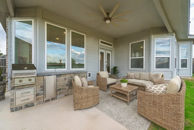 a view of a house with backyard