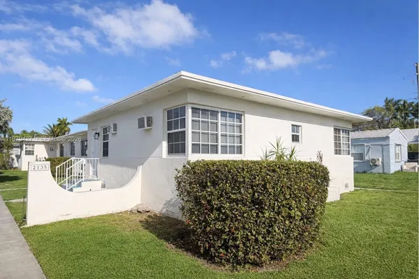 $1,800 | 2135 Bay Drive, Unit 3, Miami Beach, FL 33141