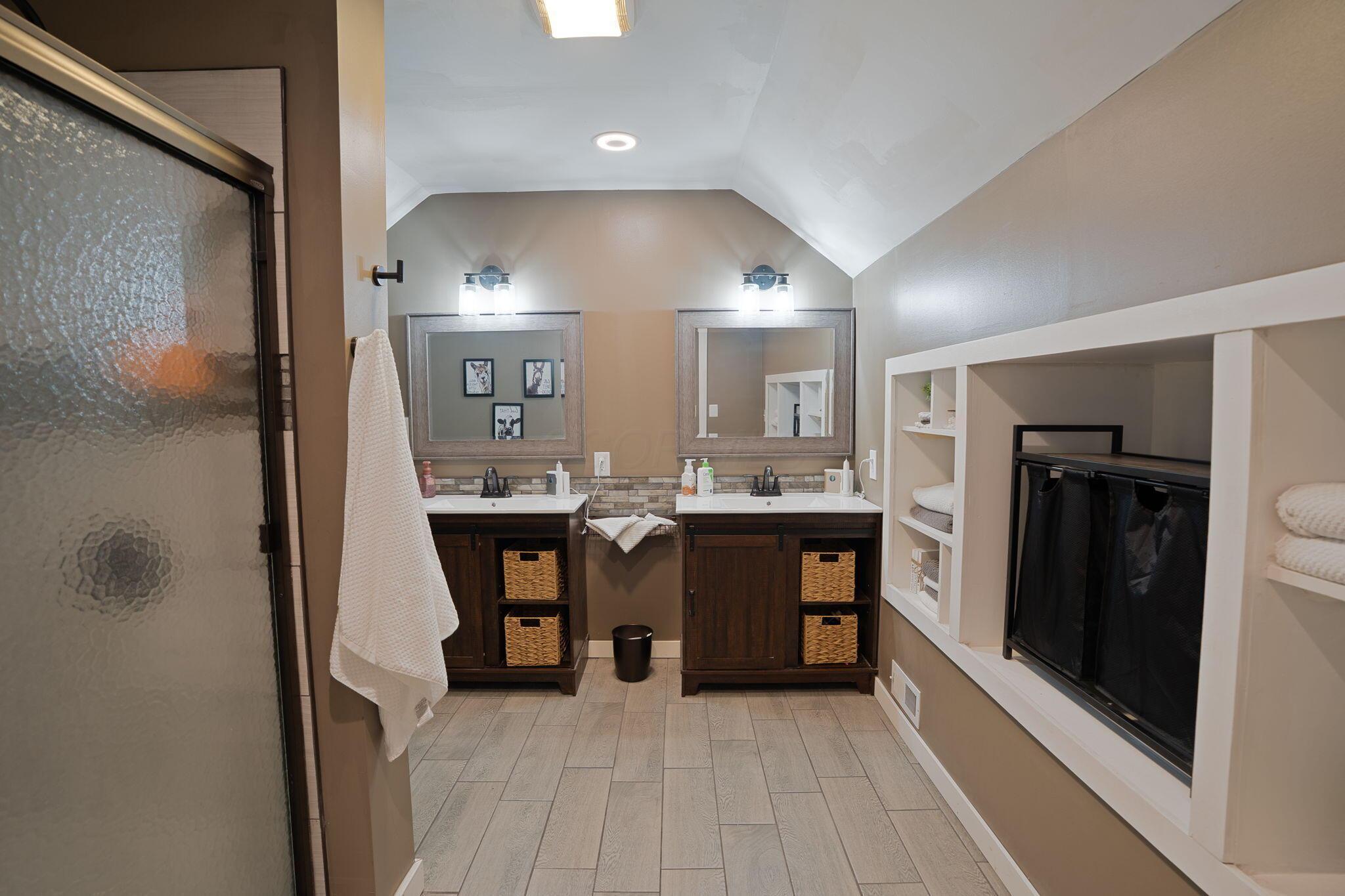 3464 South County Line Road Johnstown, OH 43031 - Photo 27 of 36 25 - Upstairs Bathroom