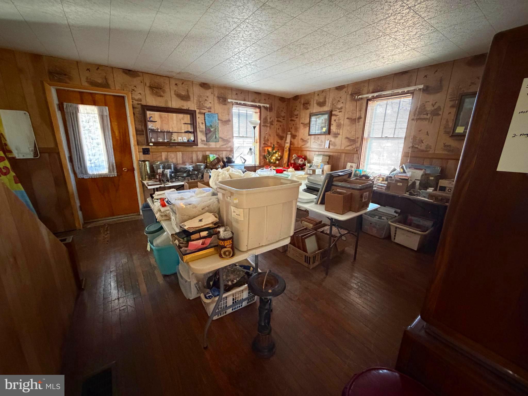 14710 Howard Street Cumberland, MD 21502 - Photo 22 of 55 Living Room