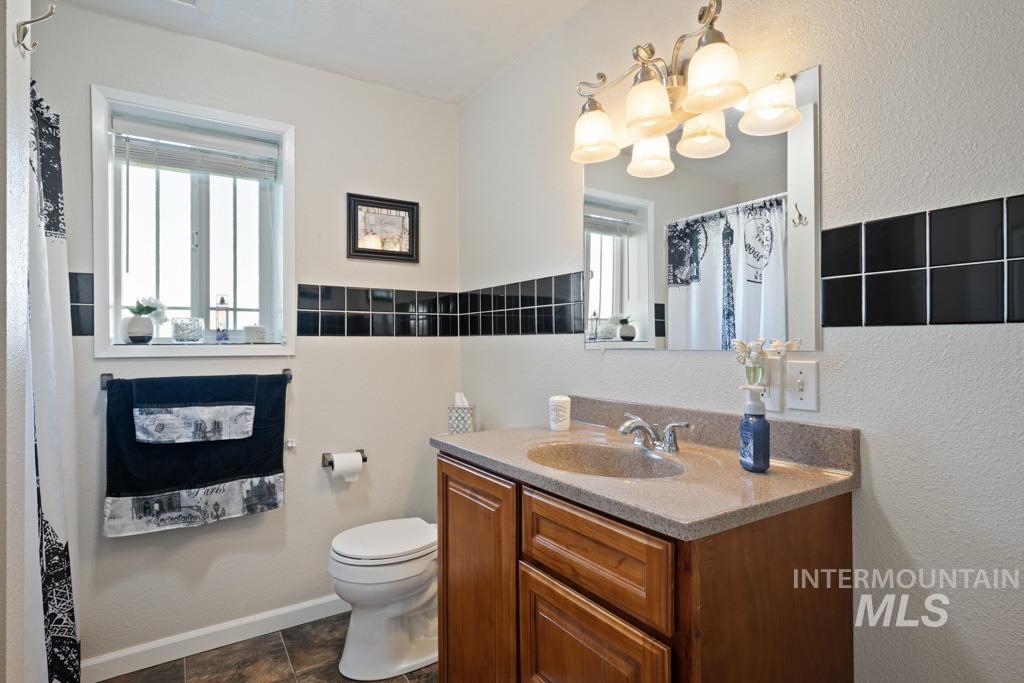3828 15th Street Lewiston, ID 83501 - Photo 22 of 34 Full bath with curtained shower, vanity, and a textured wall