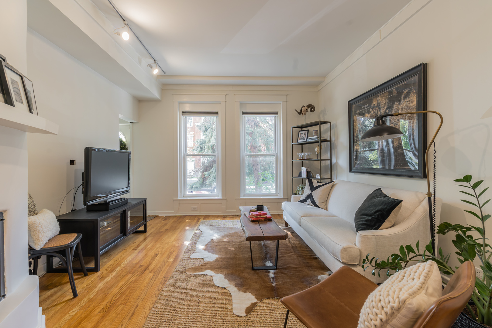 2729 North Racine Avenue, Unit N Chicago, IL 60614 - Photo 5 of 21 a living room with furniture a rug and a flat screen tv