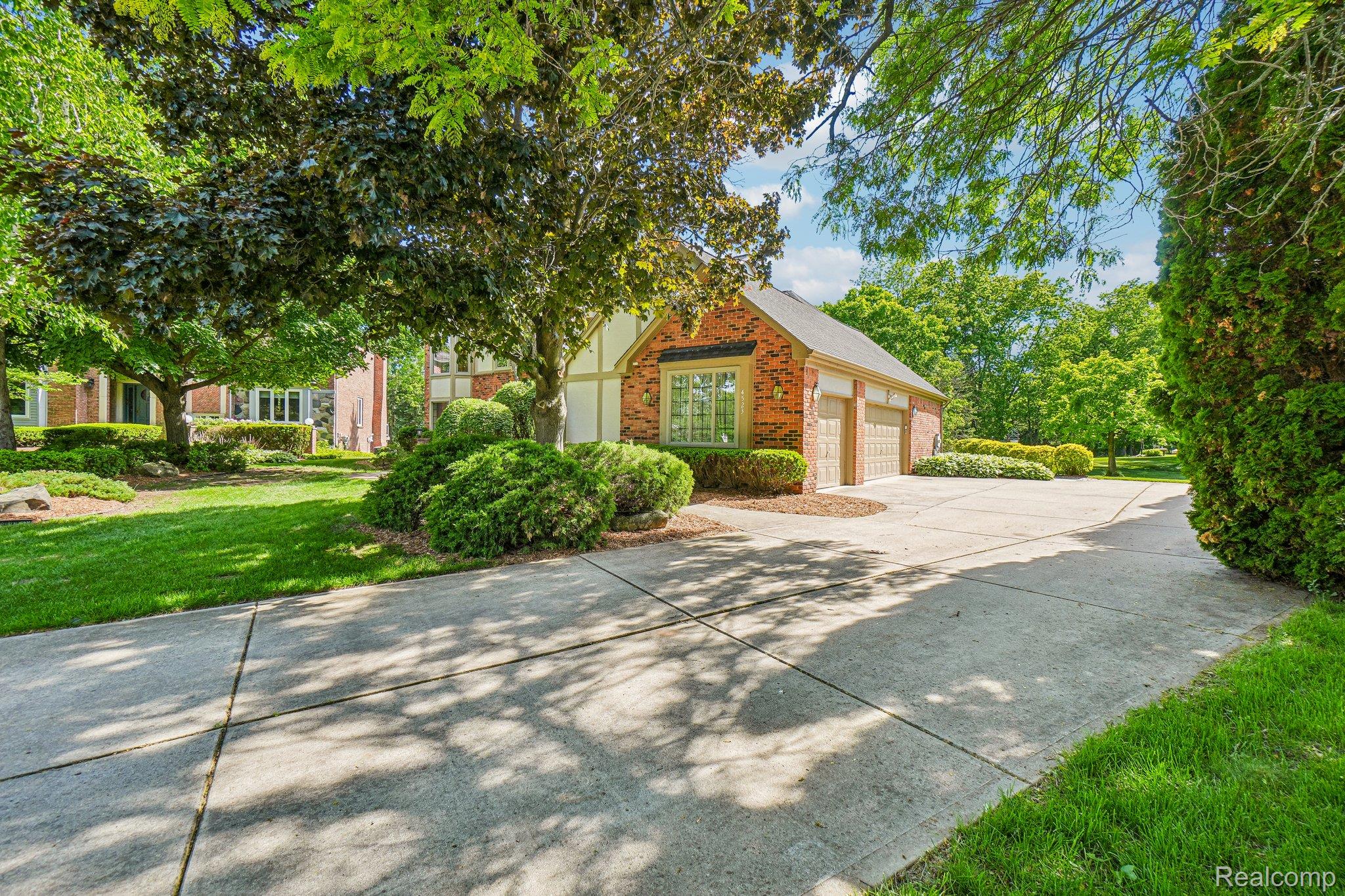 4523 Rivers Edge Drive Troy, MI 48098 - Photo 3 of 66 3-web-or-mls-Rivers Edge Dr-S0306-003.jpg