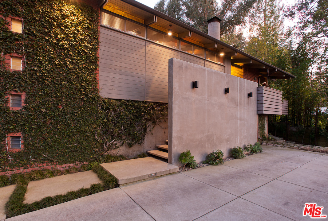 764 Latimer Road Santa Monica, CA 90402 - Photo 2 of 37