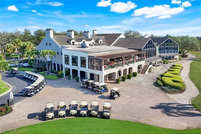 a view of a big room with a big yard