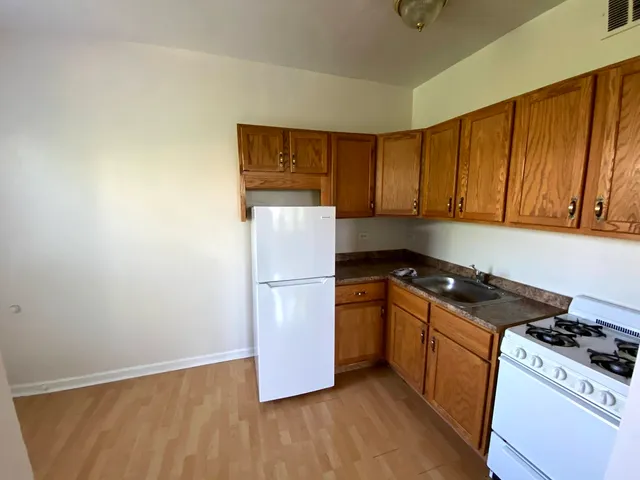 $1,350 | 839 West Sheridan Road, Unit 323, Chicago, IL 60613