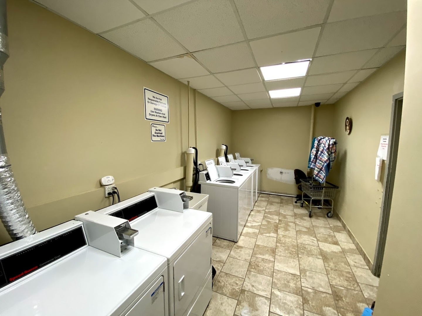 839 West Sheridan Road, Unit 323 Chicago, IL 60613 - Photo 8 of 8 a utility room with dryer and washer