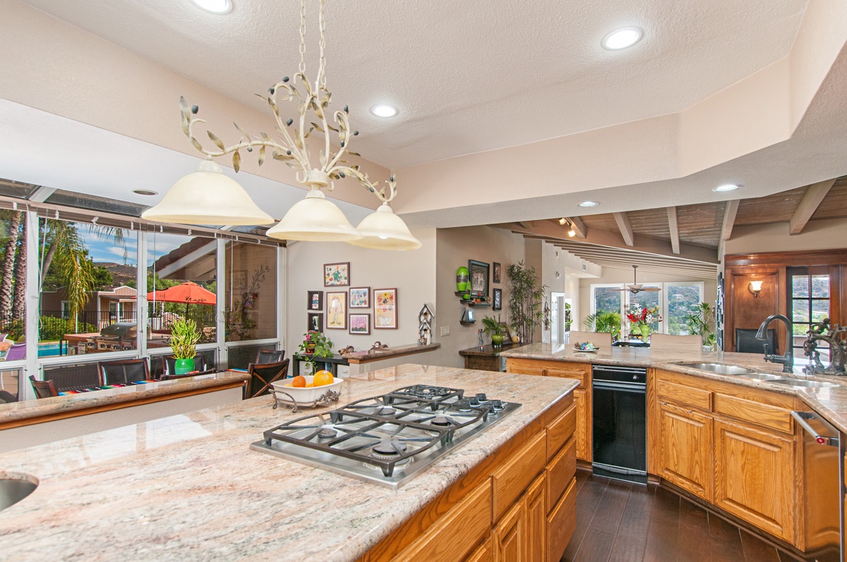 14016 Del Poniente Road Poway, CA 92064 - Photo 10 of 21