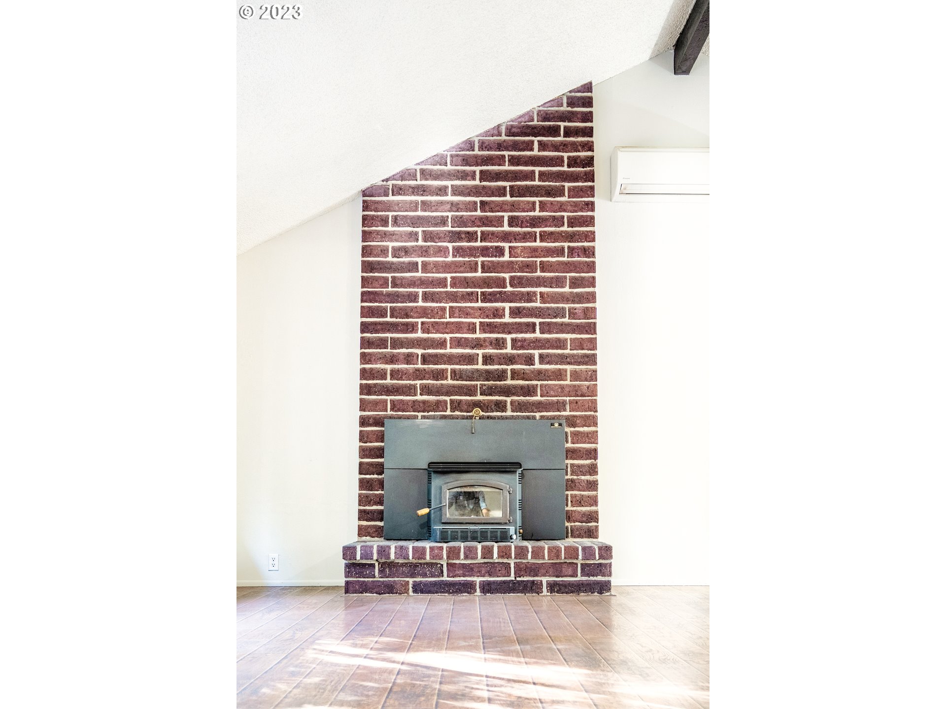 4146 Normandy Way Eugene, OR 97405 - Photo 19 of 48 a view of building with a window