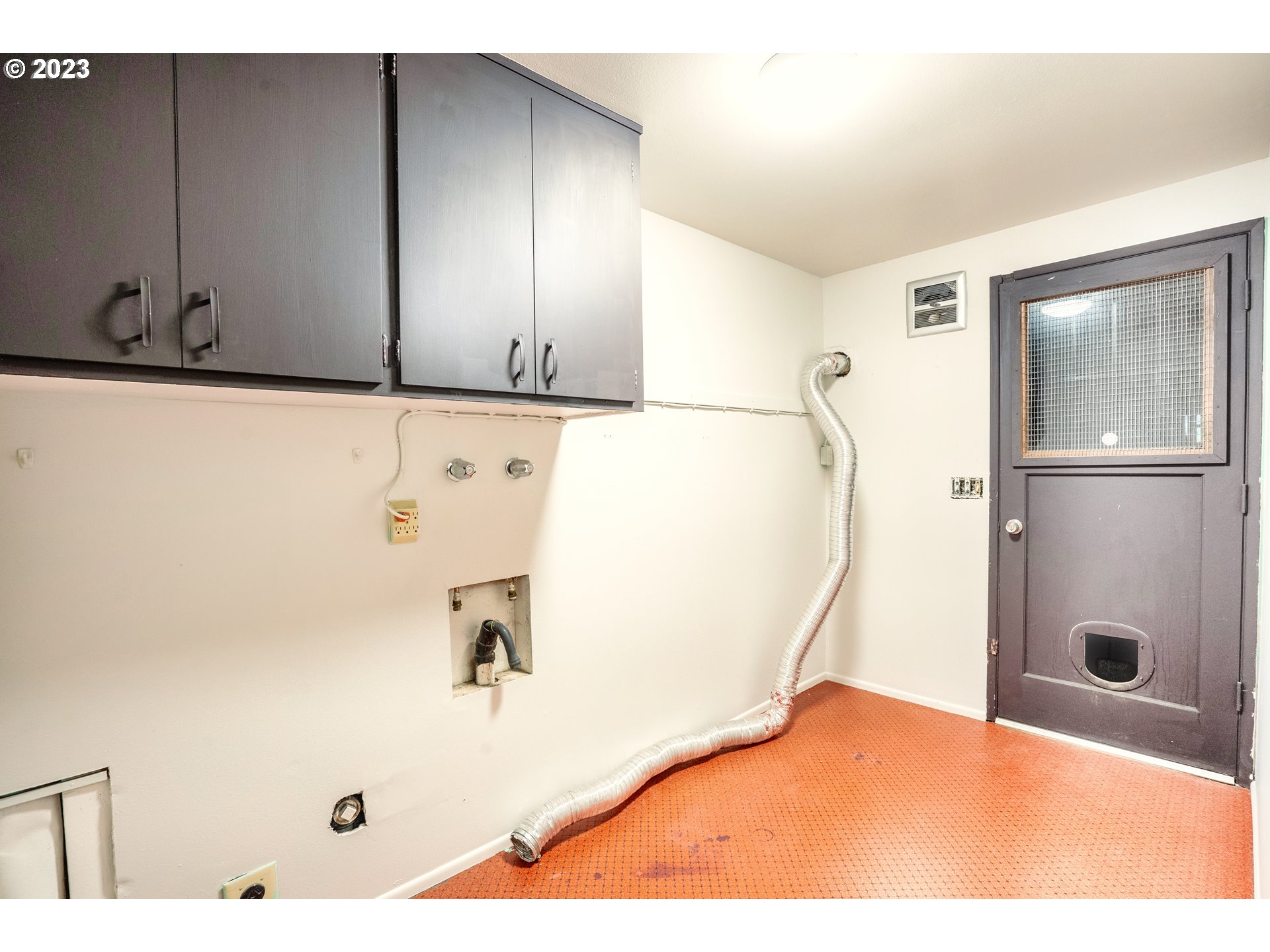 4146 Normandy Way Eugene, OR 97405 - Photo 26 of 48 a bathroom with a tub and a shower