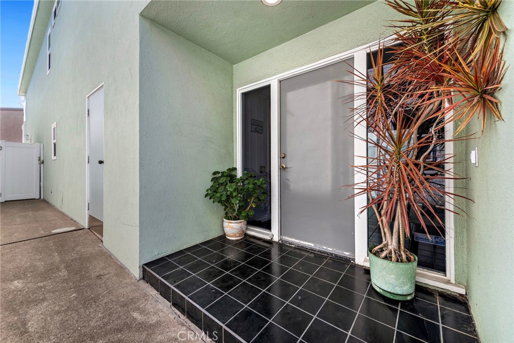 1707 West Balboa Boulevard, Unit A Newport Beach, CA 92663 - Photo 4 of 30 a view of outdoor space with a table and chairs