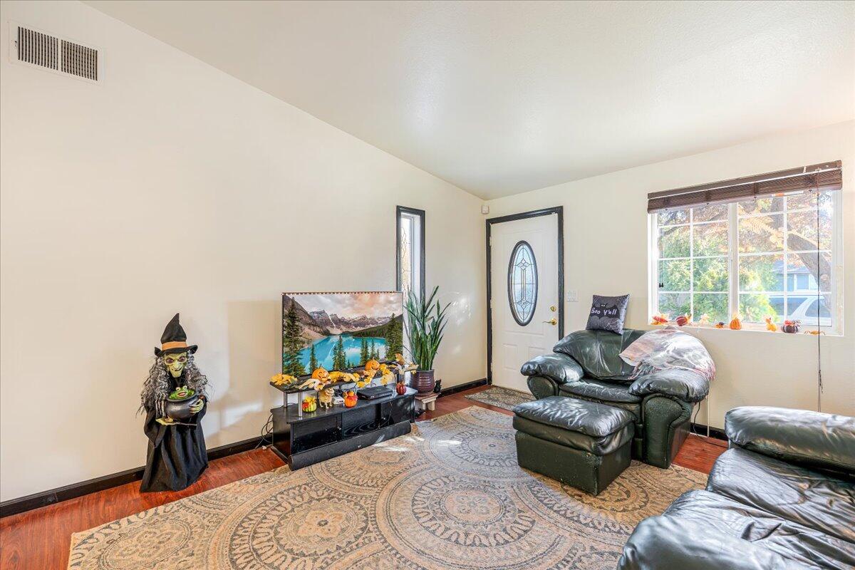 1547 Southwest 33rd Street Redmond, OR 97756 - Photo 5 of 33 04-1547 SW 33rd St -7