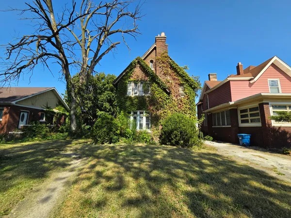 a view of a house with a yard