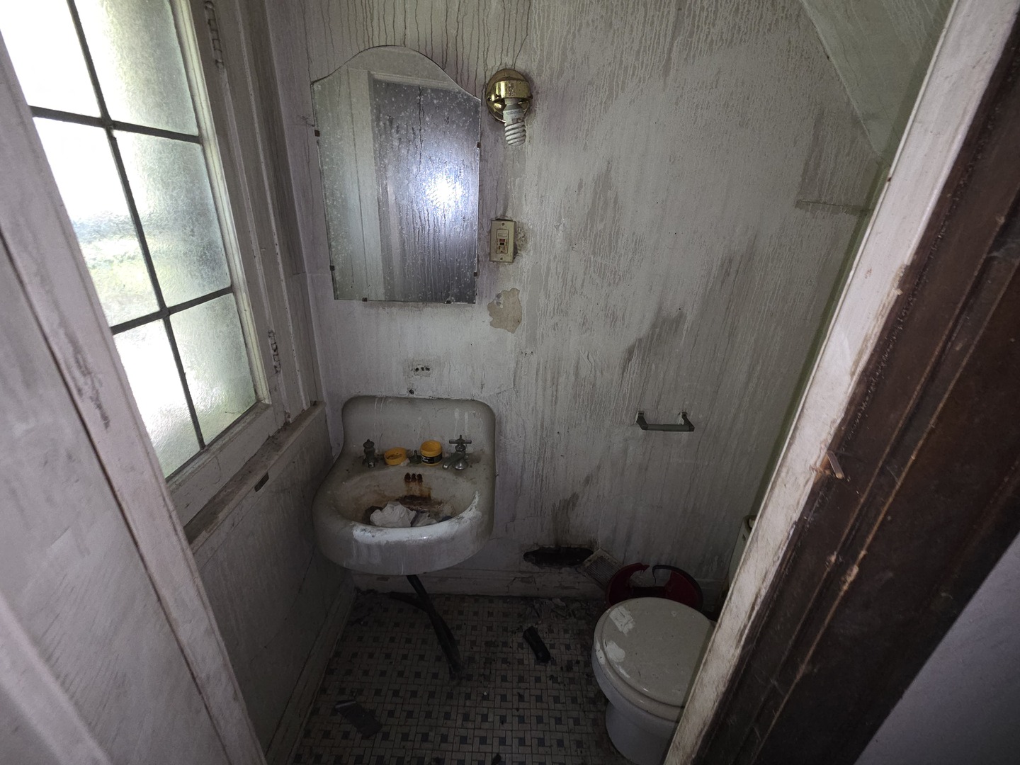 61 East 155th Street Harvey, IL 60426 - Photo 5 of 7 a bathroom with a sink toilet and tub