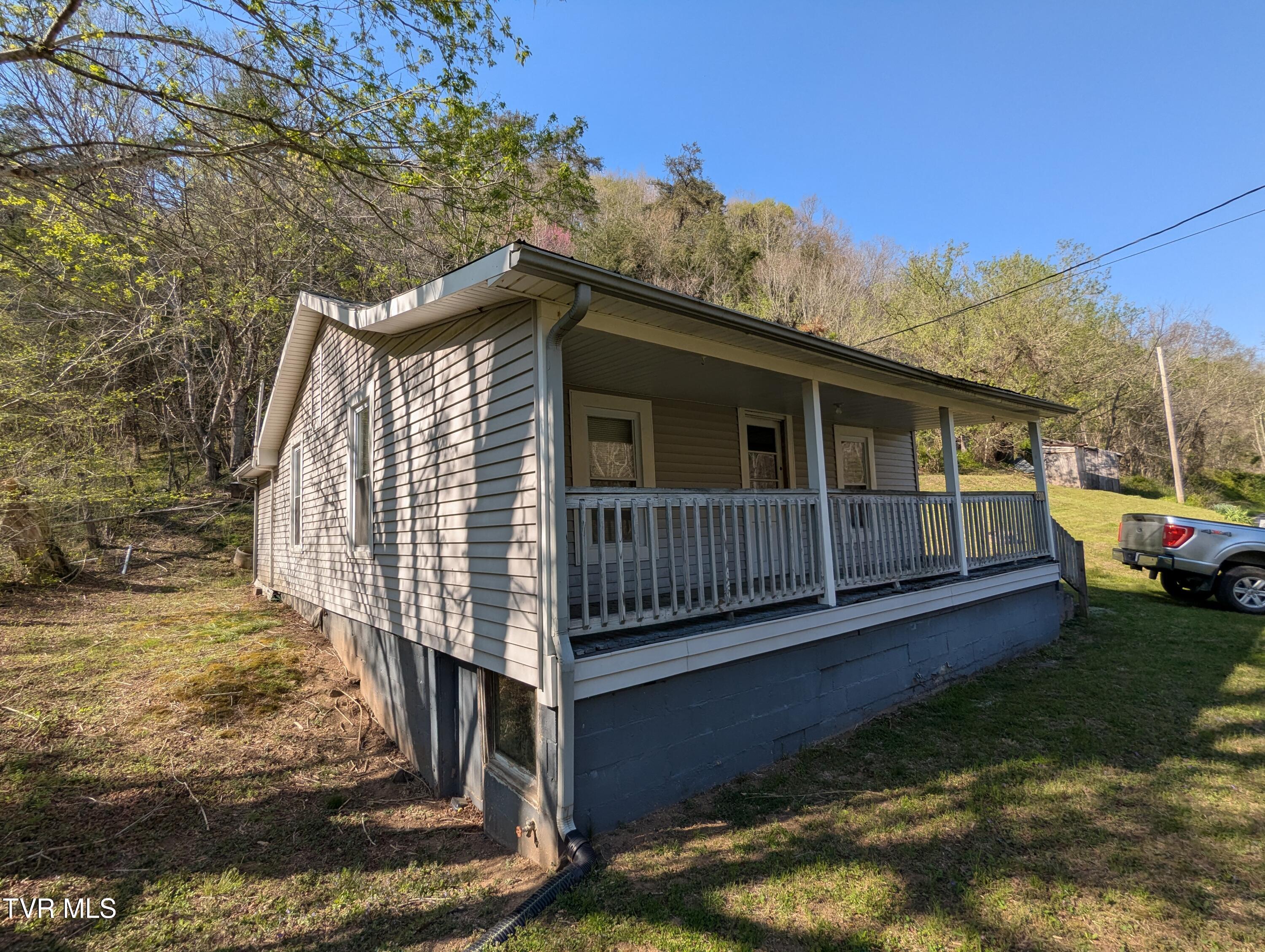 2310 Speers Valley Road Duffield, VA 24244 - Photo 5 of 18 2025-04-18 16.54.50