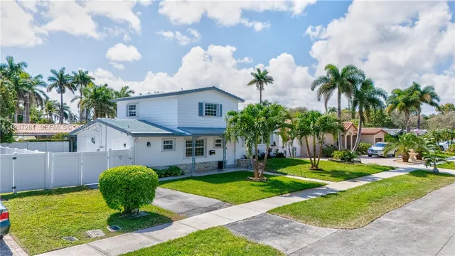 a view of a house with a yard