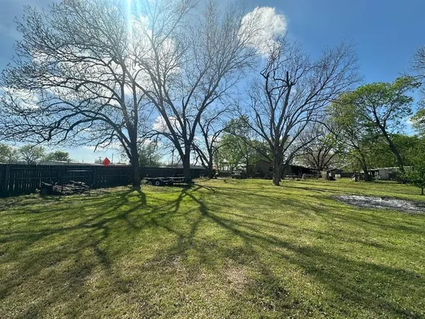 a view of yard with green space