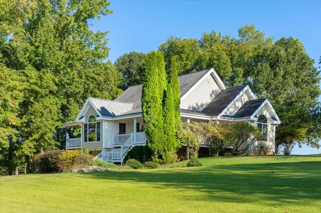 a view of yard with green space