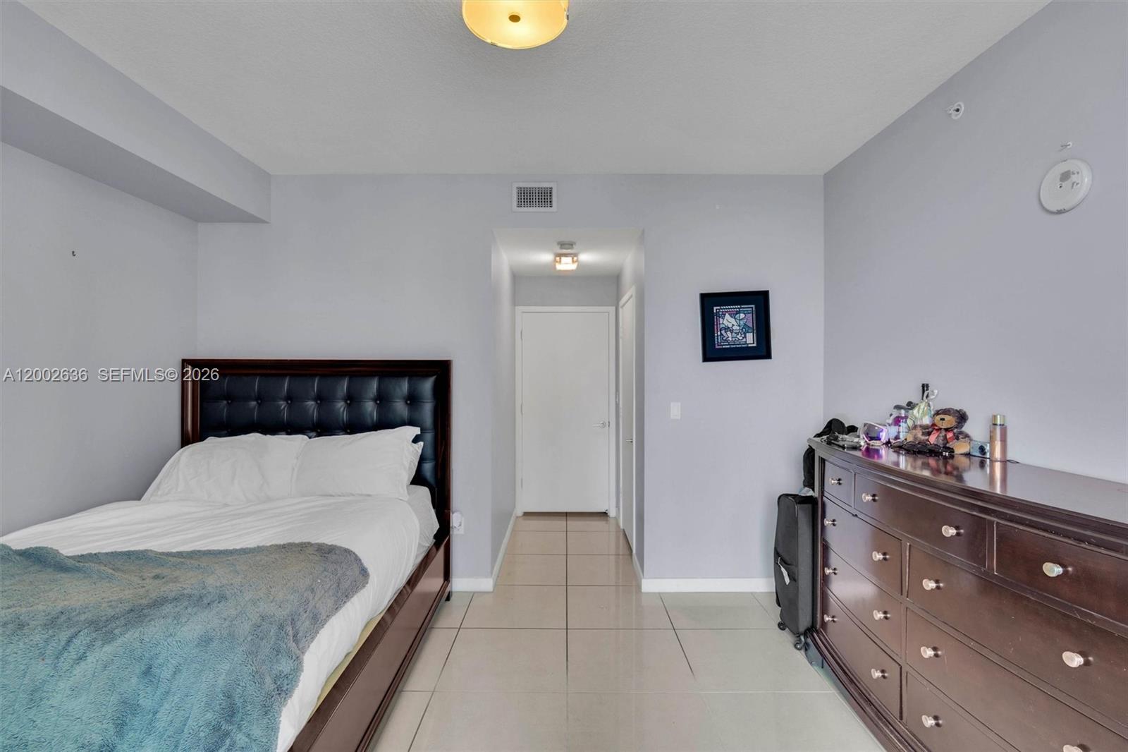79 Southwest 12th Street, Unit 1605 Miami, FL 33130 - Photo 9 of 30 a bedroom with a bed and painting on the wall