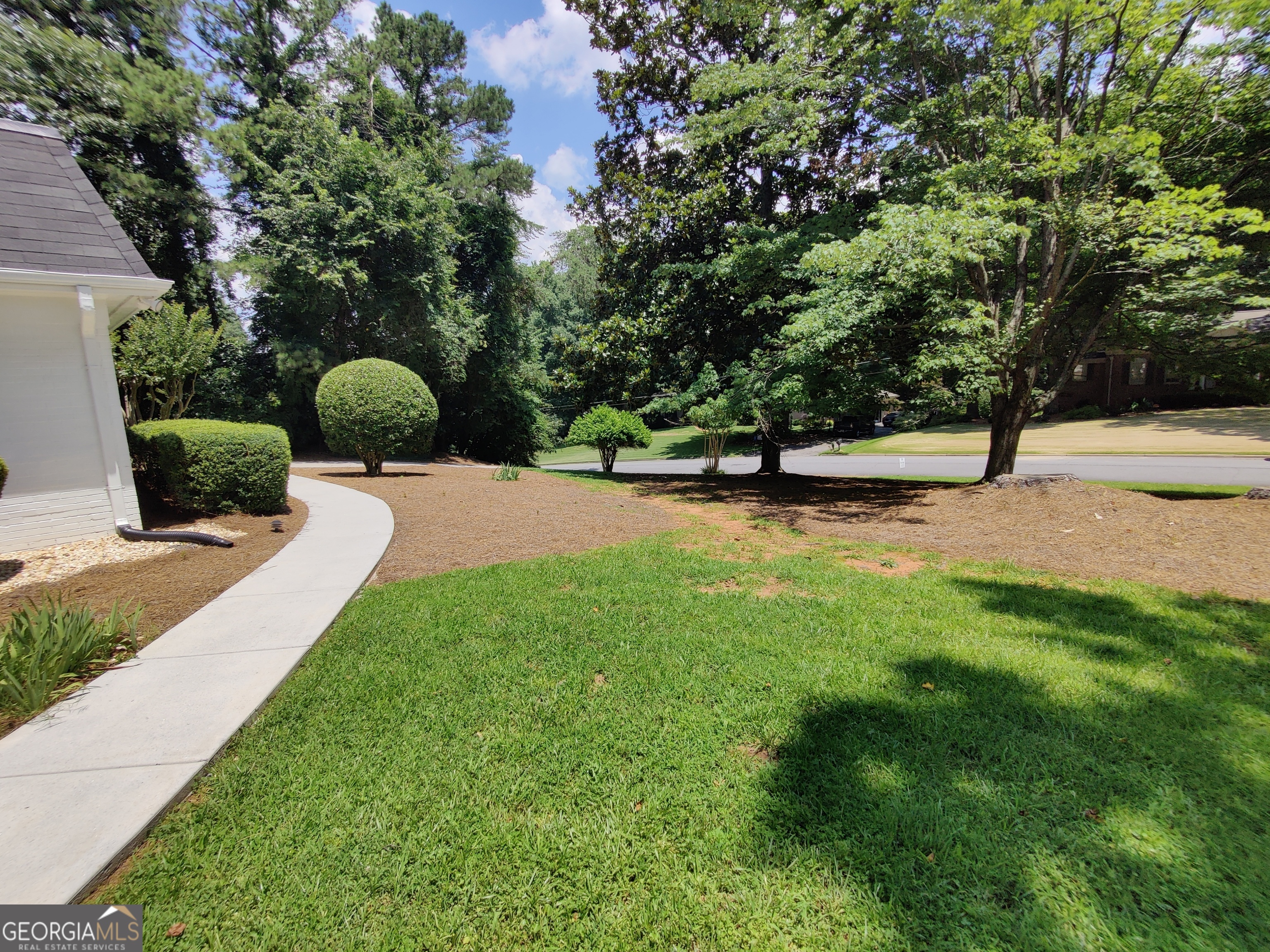 7640 Ryefield Drive Sandy Springs, GA 30350 - Photo 4 of 35
