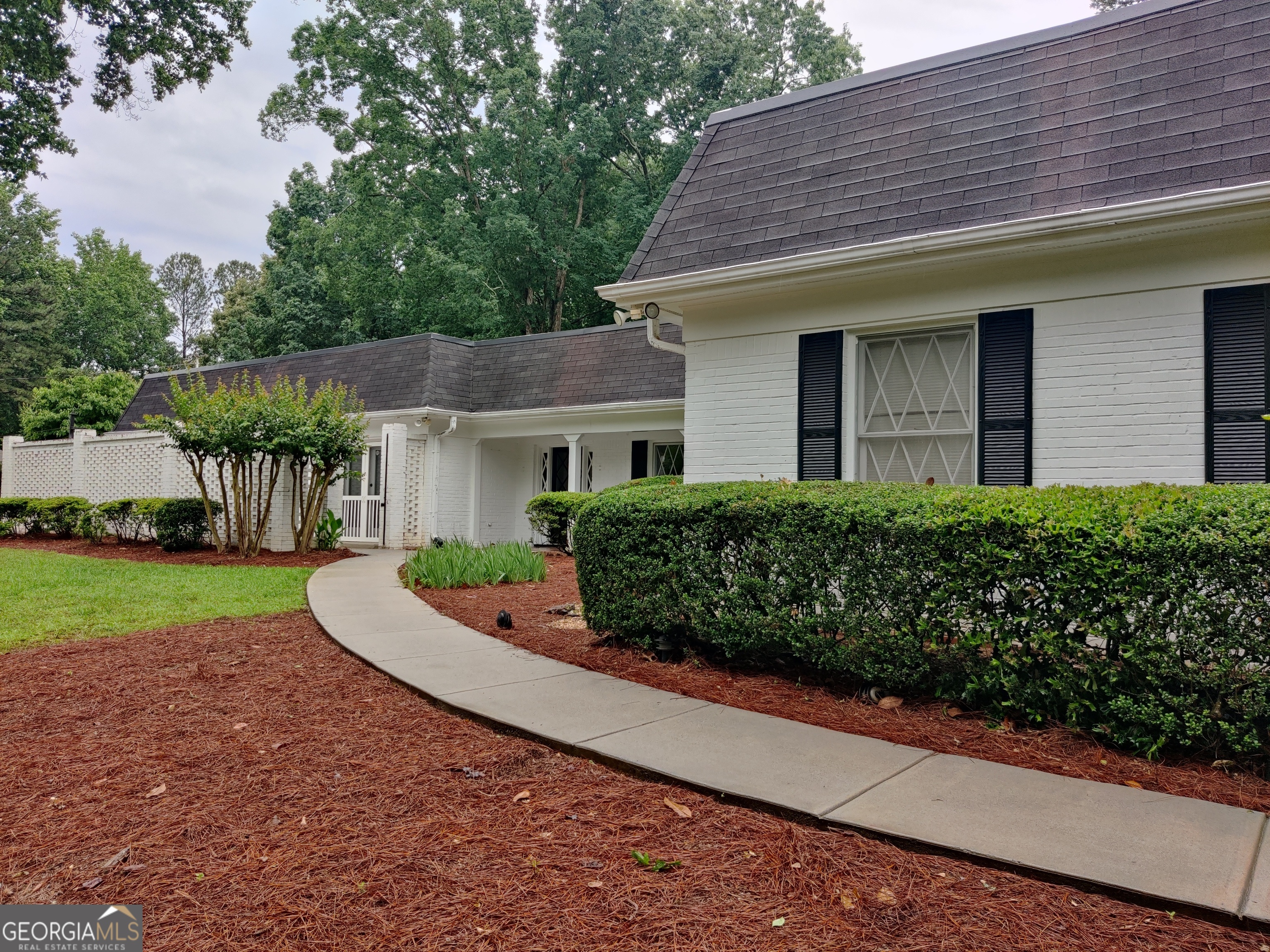 7640 Ryefield Drive Sandy Springs, GA 30350 - Photo 5 of 35