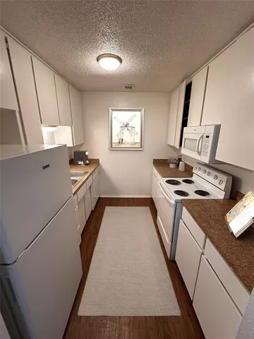 $935 | 4639 Williams Road, Unit 202, Benbrook, TX 76116