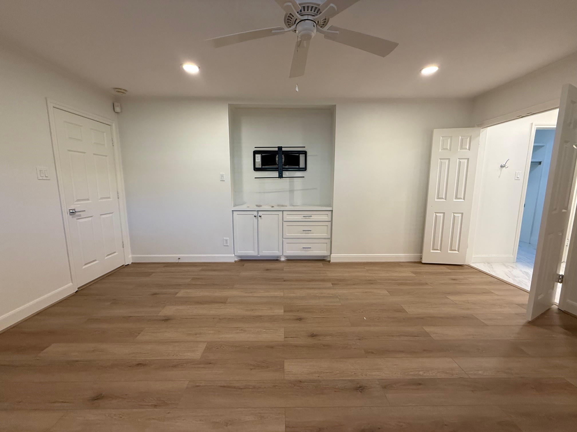 4726 Ivanhoe Street Houston, TX 77027 - Photo 18 of 22 Another view of the primary showing built-ins