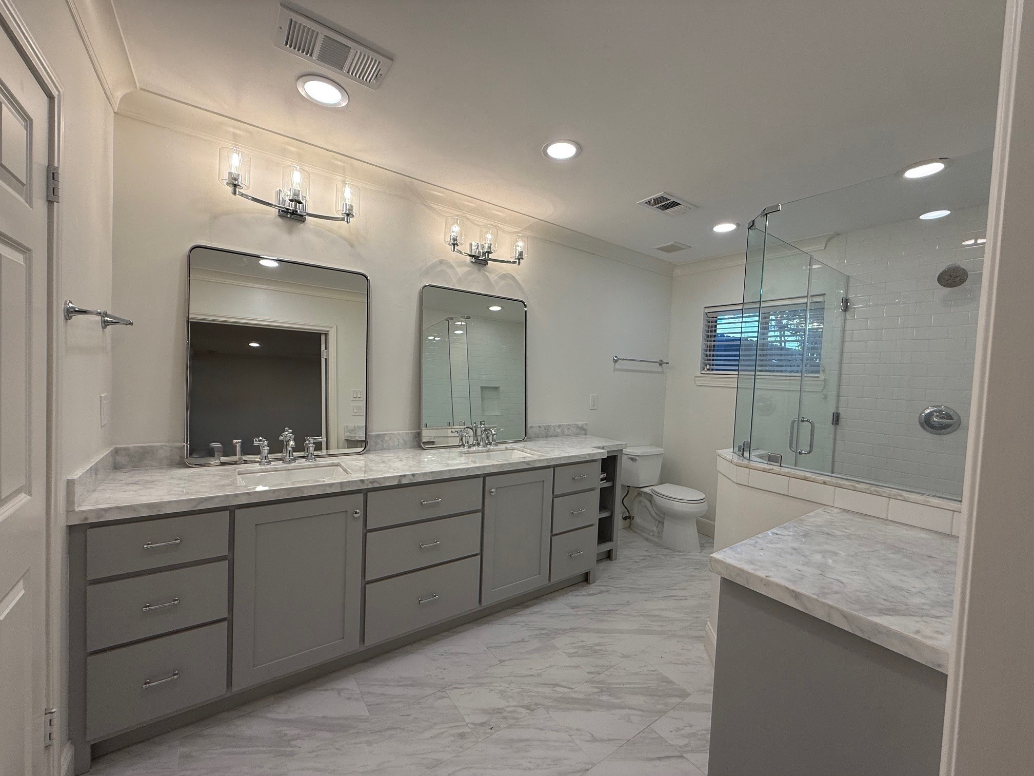 4726 Ivanhoe Street Houston, TX 77027 - Photo 19 of 22 Large primary bath offers dual vanities and separate shower.