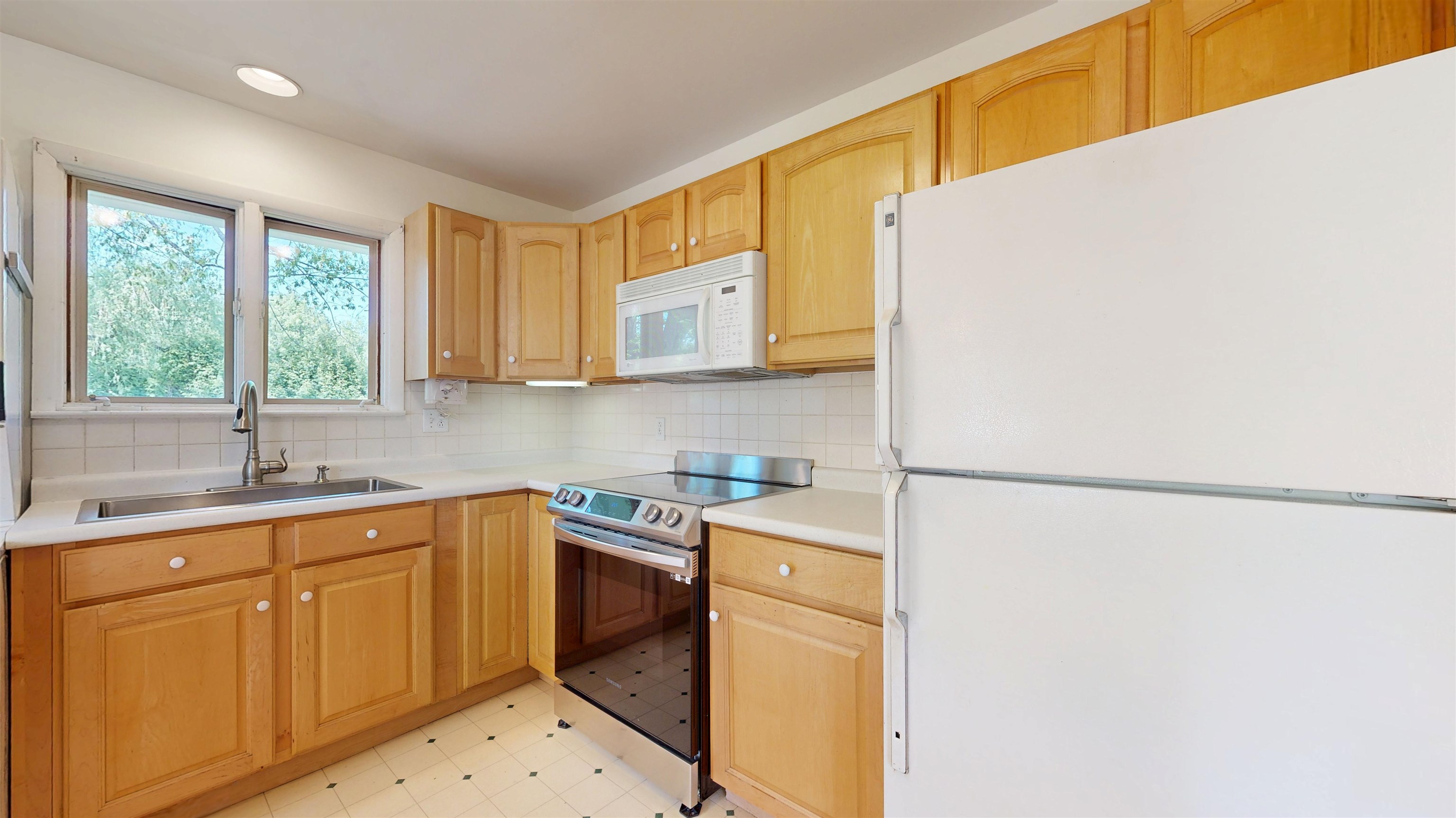 44 Turquoise Road Shelburne, VT 05482 - Photo 4 of 21 Gallery Image 4