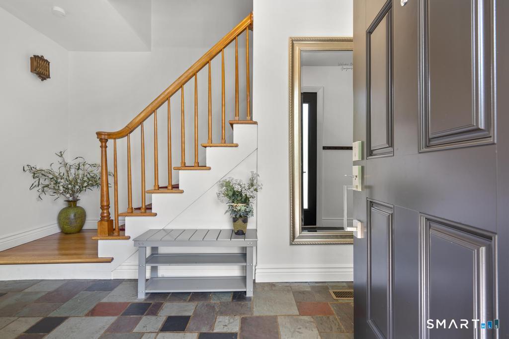 45 Ansonia Road Woodbridge, CT 06525 - Photo 3 of 23 Entryway