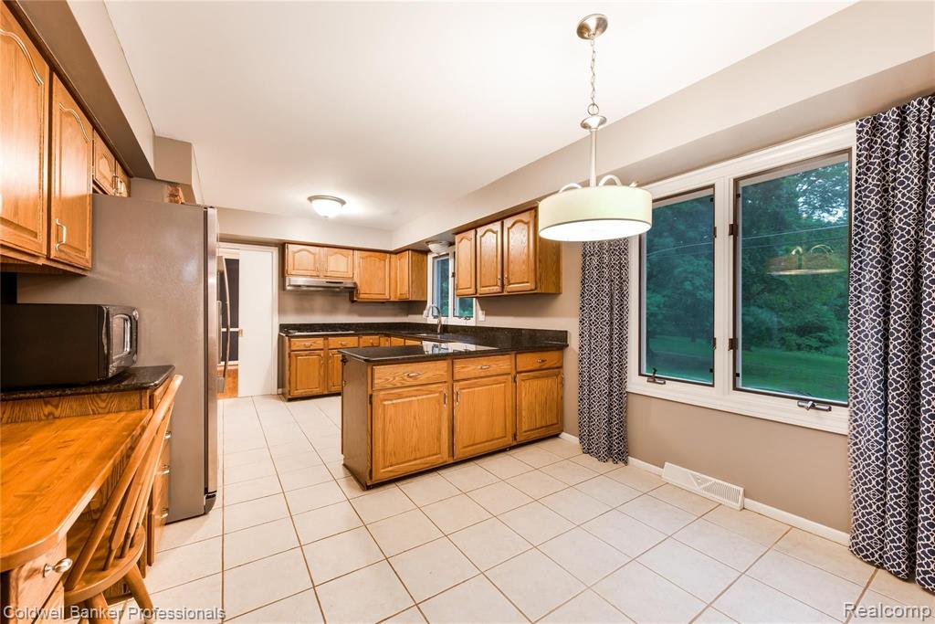 29870 Fox Grove Road Farmington, MI 48334 - Photo 5 of 35