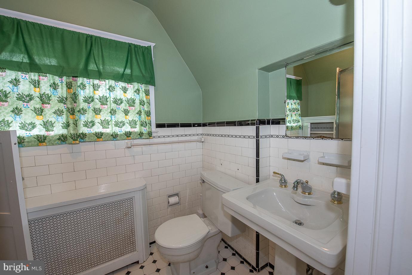 11 Mansfield Road Lansdowne, PA 19050 - Photo 19 of 44 En suite Bathroom for Bedroom 1