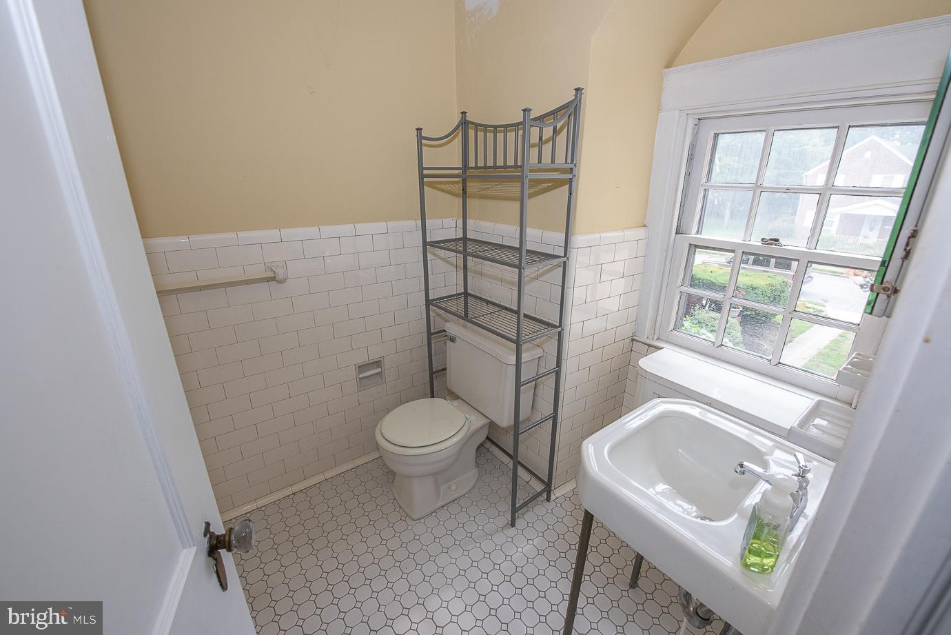 11 Mansfield Road Lansdowne, PA 19050 - Photo 30 of 44 Bathroom adjacent to Bedroom 4