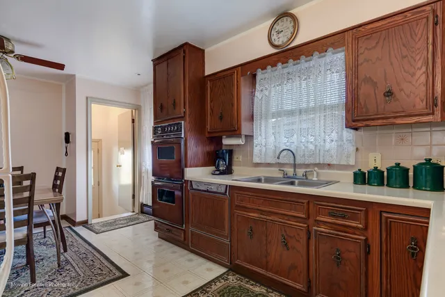 $359,900 | 10610 Essex Street, Westchester, IL 60154