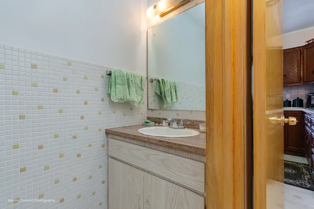 $359,900 | 10610 Essex Street, Westchester, IL 60154