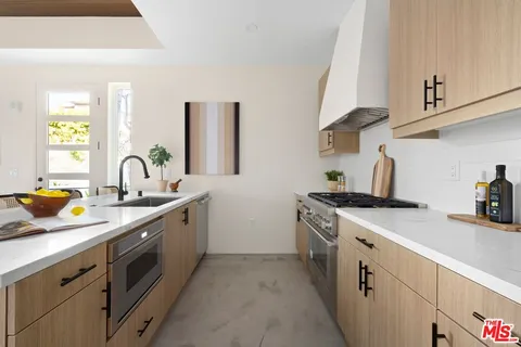 $1,599,000 | 1011 North Ogden Drive, Unit 101, West Hollywood, CA 90046