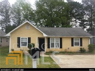 a view of a house with backyard