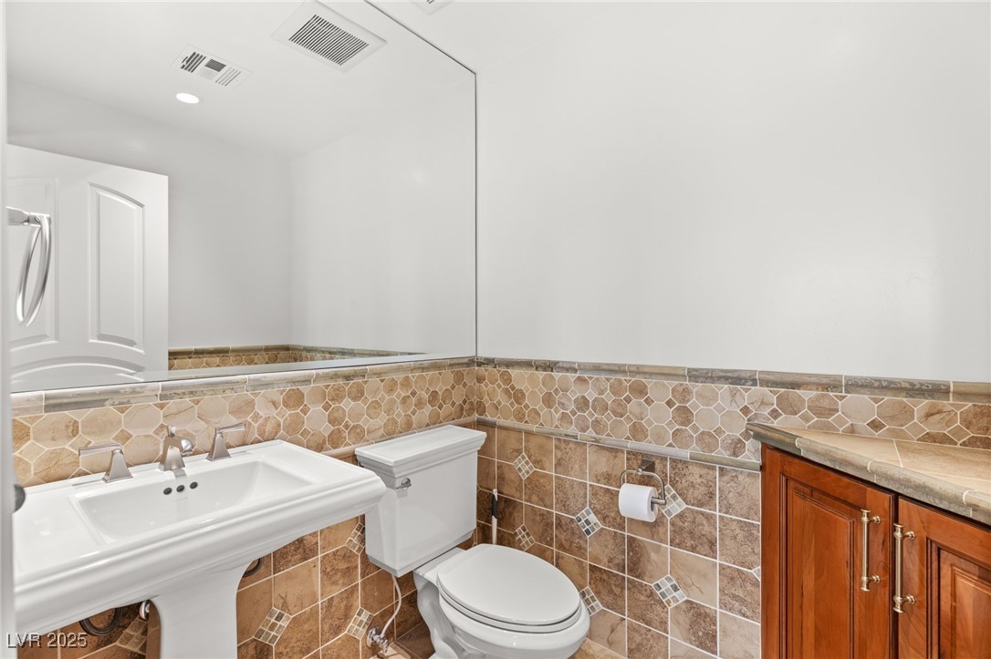 105 Quail Run Road Henderson, NV 89014 - Photo 43 of 88 Bathroom with tile walls and wainscoting