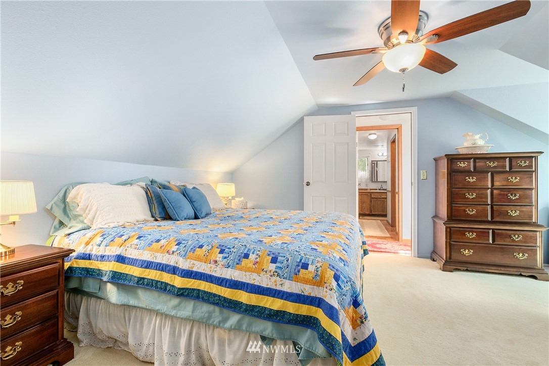 1601 Ten Mile Road Everson, WA 98247 - Photo 22 of 40 a bedroom with a bed and a dresser
