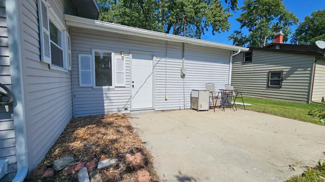 a view of a house with backyard and trees